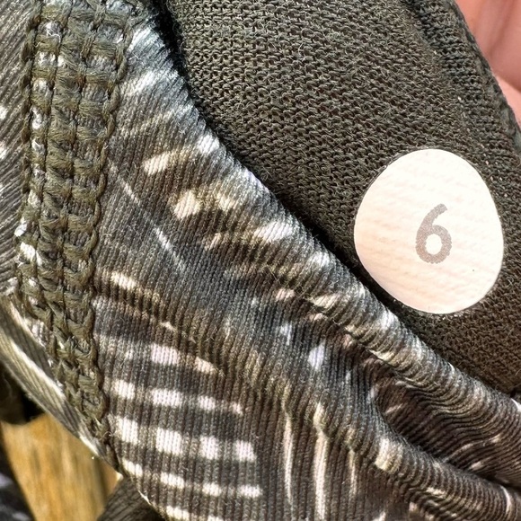 Lululemon Wrap It Up Tank in Jazzy White Gator Green / Gator Green Sz 6 - Picture 8 of 11